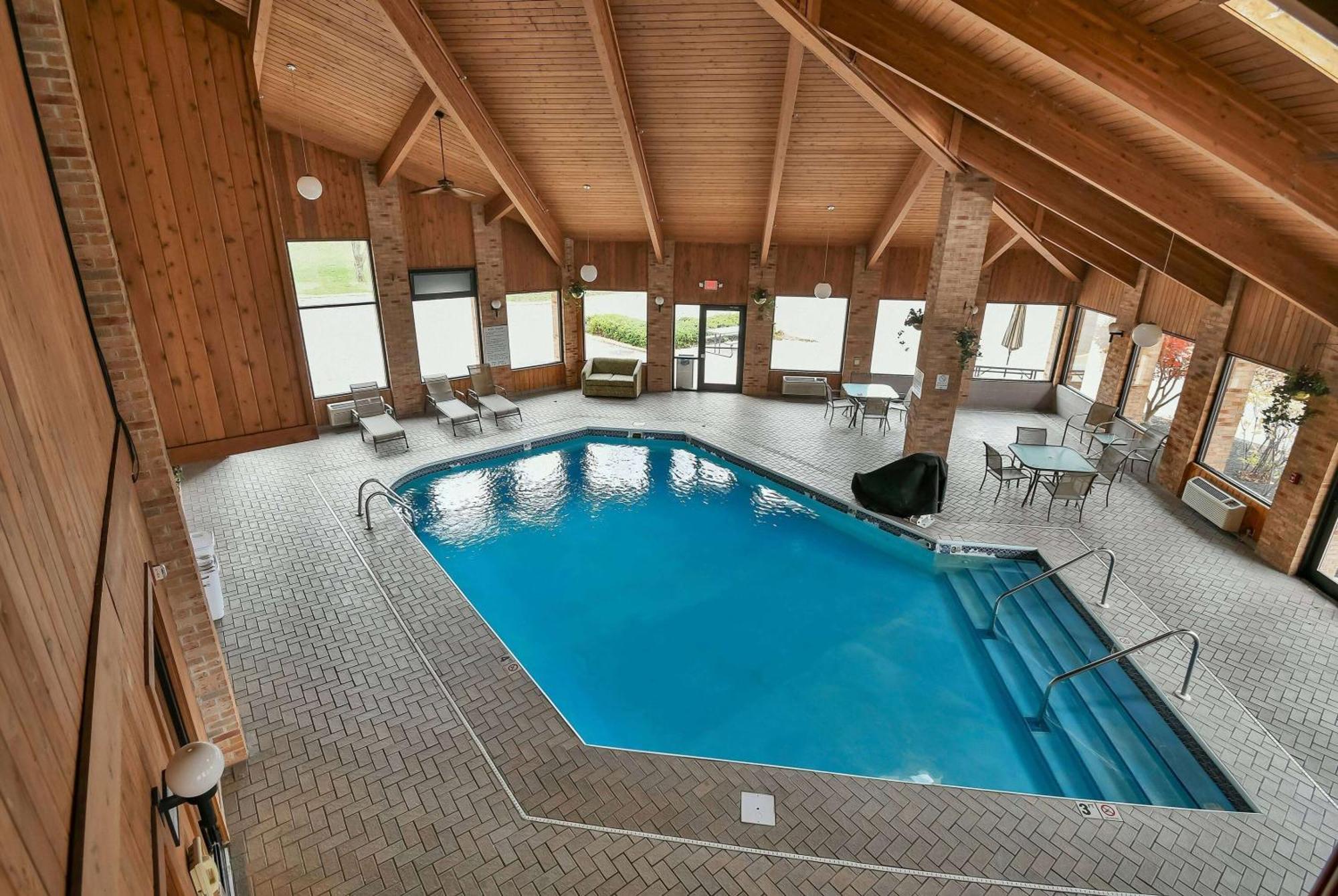 Baymont By Wyndham Zanesville Exterior photo