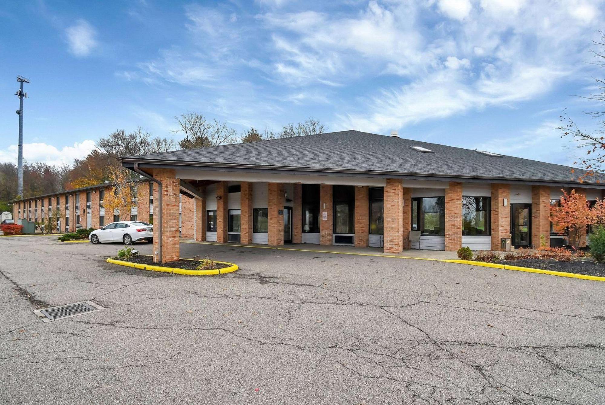 Baymont By Wyndham Zanesville Exterior photo