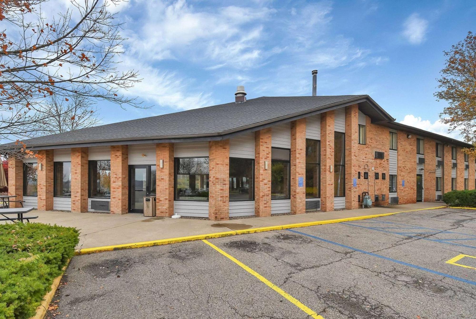 Baymont By Wyndham Zanesville Exterior photo